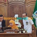 Gubernur Khofifah saat mengisi SPT tahunan. Foto: DEVI FITRI AFRIYANTI/BANGSAONLINE