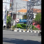 Taman pulau jalan di perempatan Giri, lokasi bakal dibangunya landmark. foto: SYUHUD/ BANGSAONLINE