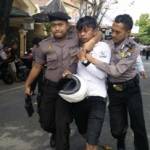 Salah seorang pendemo diamankan karena dianggap sebagai provokator bentrok antara polisi dan pendemo di Pamekasan. foto: rizal/BANGSAONLINE