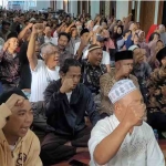 Para korcam dan kordes relawan Barra-Rizal dalam acara konsolidasi di Guest House Universitas KH Abdul Chalim Pacet Mojokerto, Jumat (30/8/2024) malam. Foto: BANGSAONLINE