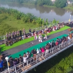 Kegiatan Slametan yang juga diselingi dengan pentas tari di atas Jembatan Brantas lama. Foto: Ist.