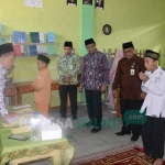 Bupati Fathul Huda dan Kepala Kemenag Tuban saat memberikan tes pada santri TPQ di Bancar.