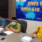 Pimpinan DPRD Gresik, (dari kiri) Ahmad Nurhamim, Moh. Abdul Qodir, dan Mujid Riduan ketika memberikan keterangan pers, Senin (25/1). foto: SYUHUD/ BANGSAONLINE