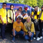 Para alumni Smada Pamekasan angkatan 1990 saat foto bersama usai membagikan sembako.