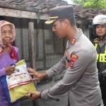 Kapolres Pasuruan, AKBP Bayu Pratama Gubunagi, saat membagikan sembako kepada masyarakat.