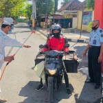 Penyemprotan disinfektan di gerbang masuk Lapas Kelas IIA Pamekasan.