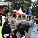 Personel Polres Batu yang tergabung dalam tim Pamor Keris ketika menindak masyarakat yang tak taat protokol kesehatan.