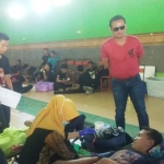 Tri Hartono, salah satu customer Qnet Amuba Trenggalek saat memantau donor darah.