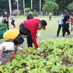 KERJA BAKTI: Pj. Bupati Sidoarjo Hudiyono saat mengajak warga ikut menjaga kebersihan Alun-alun Sidoarjo, Minggu (18/10). foto: ist.