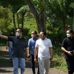 Pengelola KEK Singhasari David Santoso (paling kiri) menunjukkan lokasi pembangunan kepada Bupati Pamekasan Baddrut Tamam (baju putih) dan Ketua AMSI Jatim Arief Rahman (baju hitam).