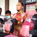 Kasat Reskrim Polres Jombang, AKP Giadi Nugraha saat pers rilis.