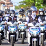 Gubernur Jawa Timur Khofifah Indar Parawansa mengendarai motor listrik. Foto: Humas Pemprov Jatim