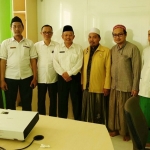 Dr. Ghizali Humas RSUD Bangil dan pengurus Ponpes Sidogiri. Foto: SUPARDI/BANGSAWAN