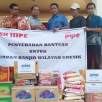 Manajer Comdev & Humas PT. BKMS Mifti Haris saat menyerahkan bantuan sembako. foto: ist.