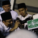 Gus Ipul mencoba menyaksikan Gerhana Bulan dari teropong milik Lembaga Falakiyah NU Jatim di halaman Masjid Agung Surabaya, Rabu (31/1) malam. Foto: YUDI A/BANGSAONLINE