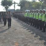 INSPEKSI - Kapolres Magetan AKBP Johanson Ronald Simamora melakukan pengecekan personil saat memimpin apel gelar pasukan dalam rangka Operasi Simpatik Semeru 2015 di Mapolres Magetan, Rabu (1/4). foto: nanang/BANGSAONLINE