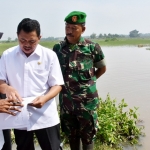 Wabup Pungkasiadi meninjau Sungai Sadar. Foto: YUDI EP/BANGSAONLINE
