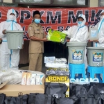 Penyerahan bantuan Pemprov Jatim untuk 8 desa/kelurahan, Selasa (22/6/2021). Bantuan itu berupa paket sembako serta peralatan prokes dan kebutuhan penangan kesehatan yang dibutuhkan. foto: ist/ bangsaonline.com