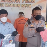 Kapolres Madiun Kota AKBP Dewa Putu Eka bersama kasatreskrim menunjukkan barang bukti saat konferensi pers.