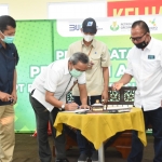 Direktur Utama Petrokimia Gresik Dwi Satriyo Annurogo saat teken MoU dengan Kadin Kota Batu. (foto: ist)