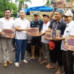 Ketua DPC Gerindra Gresik Asluchul Alif bersama para pengurus saat memberikan bantuan korban banjir di Desa Kedungrukem, Benjeng. foto: ist.