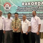 Emil Dardak saat foto bersama pengurus DPD Persaudaraan 98 Jawa Timur.