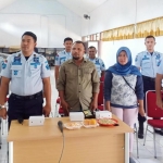 Kalapas Bangkalan Ahmad Fauzi bersama jajaran serta para awak media saat mengikuti video conference (vicon) bersama Direktur Jenderal Pemasyarakatan Dr. Sri Puguh Budi Utami.