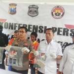 Kapolres Lamongan AKBP Harun saat menunjukkan BB didampingi Kasatreskrim AKP David Manurung.