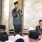 Bupati Gresik, Fandi Akhmad Yani, saat memberikan arahan kepada siswa SMK 1 Cerme soal bahaya narkoba. Foto: SYUHUD/BANGSAONLINE