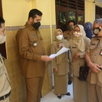 Wali Kota Probolinggo Habib Hadi Zainal Abidin saat melakukan sidak di sejumlah sekolah SD dan SMP. (foto: ist)