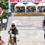 Para pembalap dunia sedang berlatih di sirkuit BMX muncar Banyuwangi.