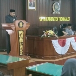 Agus Cahyono, Jubir Banggar DPRD Trenggalek, saat menyampaikan hasil laporannya.