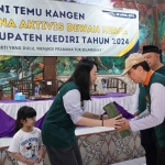 Ketua Kwarcab Gerakan Pramuka Kabupaten Kediri, Eriani Annisa Hanindhito, saat memberikan cendera mata kepada salah satu aktivis Pramuka. Foto: Ist