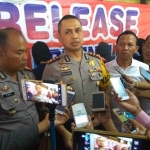 Para tersangka saat akan dihadirkan dalam rilis pers di Mapolres Pamekasan.