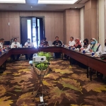 Ketua AKD, dan para kepala desa bersama perwakilan DPMD Gresik saat rapat membahas kegiatan bimtek, beberapa waktu lalu. foto: ist.