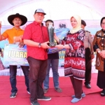 Bupati Kediri saat menyerahkan piala kepada pemenang kontes sapi. foto: Dinas Kominfo