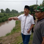 Gus Syaf didampingi Harno, Kepala Desa Gondang Manis.