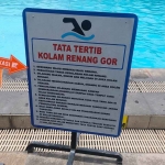 Petugas saat olah TKP di Kolam Renang GOR Sidoarjo.