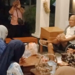 Mantan Wali Kota Probolinggo, Buchori, saat menggelar open house di kediamannya.