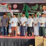 Dr KH Asep Saifuddin Chalim, MA menyampaikan taushiyah di depan peserta acara Hari Santri Nasional (HSN) di Alun-alun Bangunsari Kota Surabaya yang kemudian dilanjutkan dialog kebangsaan Resolusi Jihad di TPI Raudlatul Khair Bangunsari yang diasuh Drs KH Khoiron Sueb. Tampak Kiai Asep di atas panggung diapit Em Mas