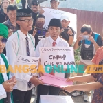 Paslon Cabup-Cawabup bumbung kosong saat menyerahkan dukungan partai kepada Ketua KPU Gresik, Akhmad Taufik. Foto: SYUHUD/BANGSAONLINE