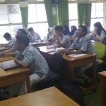 Siswa SMA Negeri 2 Kediri saat proses Kegiatan Belajar. Foto: ARIF K/BANGSAONLINE
