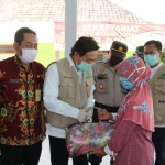 BANTU: Wabup Nur Ahmad menyerahkan sembako kepada warga Desa Ploso Krembung, di kantor desa setempat, Jumat (15/5). foto: ist