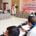 Acara FDG yang digelar KPU Kota Mojokerto bersama dengan jajaran Forkopimda dan pengurus partai di Hotel Raden Wijaya berlangsung gayeng. KPU mensosialisasikan pilkada satu putaran untuk legitimasi pilkada. Foto: YUDI EKO PURNOMO/BANGSAONLINE