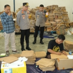 Kapolres Gresik AKBP Adhitya Panji Anom saat mengecek logistik pemilu 2024 di gudang KPU Gresik. Foto: SYUHUD/ BANGSAONLINE