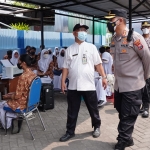 Kapolresta Sidoarjo, Kombes Pol Kusumo Wahyu Bintoro, saat memantau vaksinasi di SMA Antartika