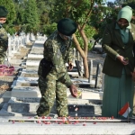 Danbrigif Para Raider 18/Trisula, Kolonel Inf Ahmad Hadi Al Jufri saat tabur bunga di Taman Makam Pahlawan (TMP).