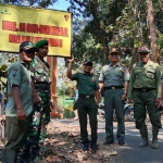 Petugas saat memberi imbauan untuk tidak melakukan pembakaran di sekitar hutan.