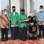 Hj Mundjidah Wahab (Bu Mun) saat menerima dua anak yatim korban Covid-19, di Ponpes Bahrul Ulum, Tambak Beras, Kabupaten Jombang.