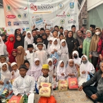 Jajaran karyawan HARIAN BANGSA foto bersama para anak yatim piatu dalam acara tasyakuran HUT ke-23. Foto: NILUH DEVI/ BANGSAONLINE